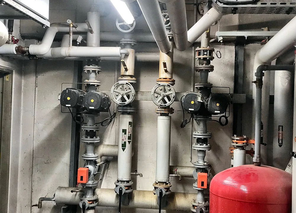 Chaufferie avec vase d’expansion et réseau de chauffage installé par CLIMFORGE